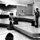 Rajneesh dando una charla en el rancho con su “seguridad” privada. AP